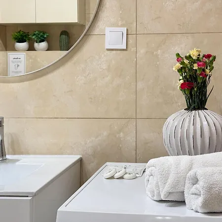 Quiet 2br | Metro Wilanowska Apartamento Varsóvia