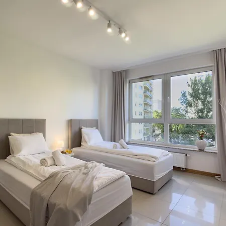 Quiet 2br | Metro Wilanowska Apartmán
